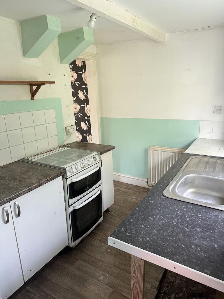 Lot: 68 - END-TERRACE COTTAGE FOR IMPROVEMENT -